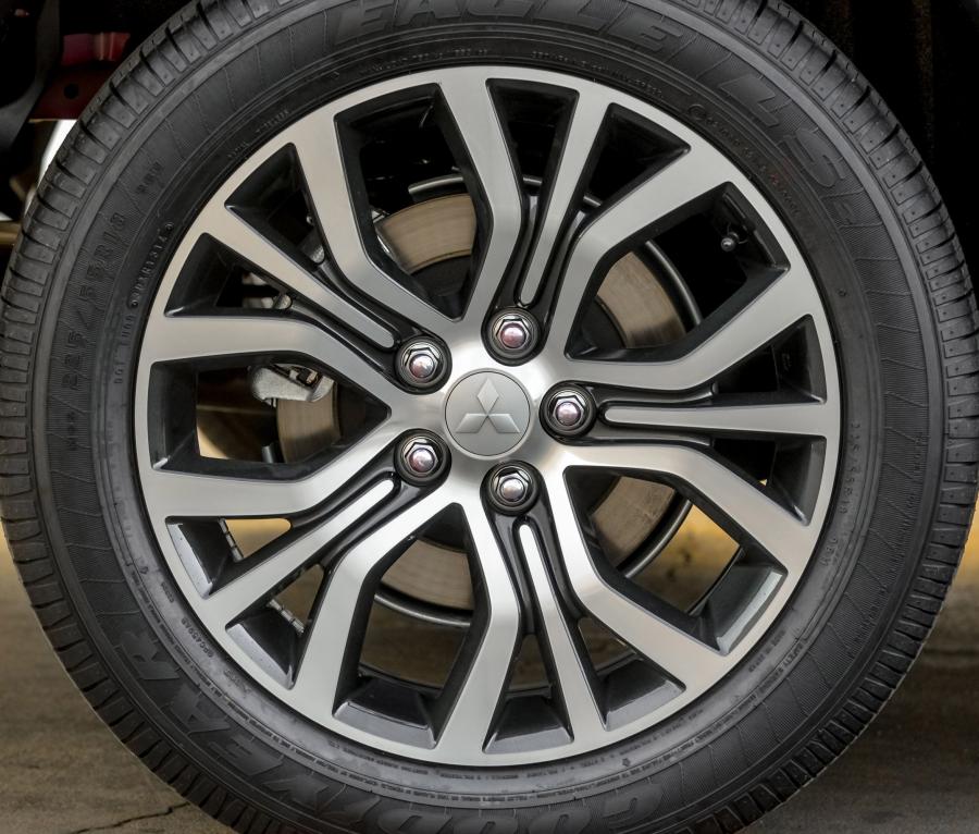  Mitsubishi Outlander 2015 года  (US) (фото 12 из 41)